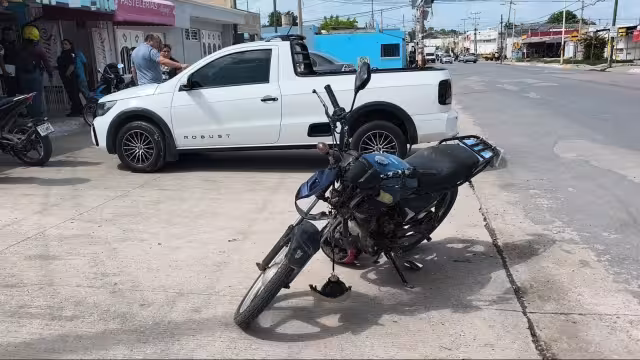 Una conductora provocó un accidente al intentar estacionarse en la colonia Plan Chac.
