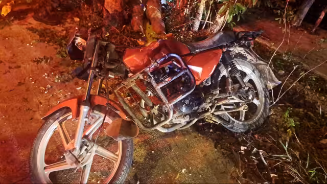 El fuerte golpe dejó al motociclista inconsciente en el lugar y con diversas lesiones en el rostro y extremidades.