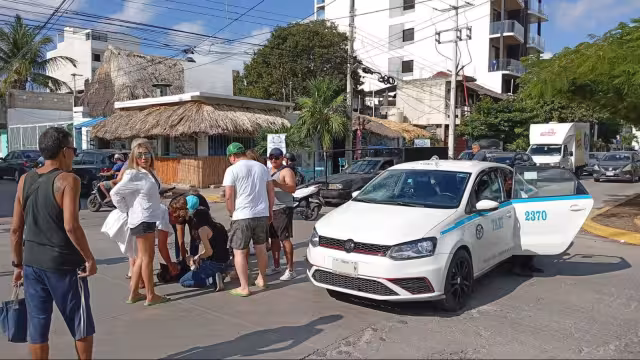 Paramédicos brindan atención prehospitalaria a un turista atropellado por un taxi sobre la avenida CTM, en Playa del Carmen.