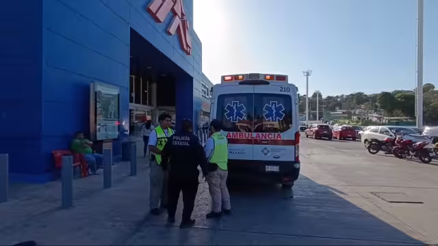 Un hombre convulsionó mientras hacía fila para pagar placas vehiculares en un supermercado.