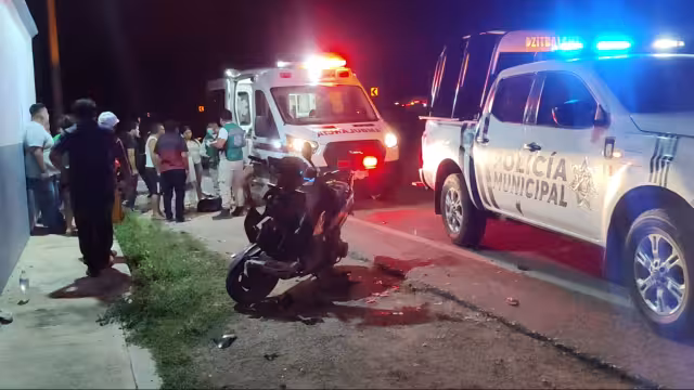 Motoneta impacta camioneta sin luces en Calkiní