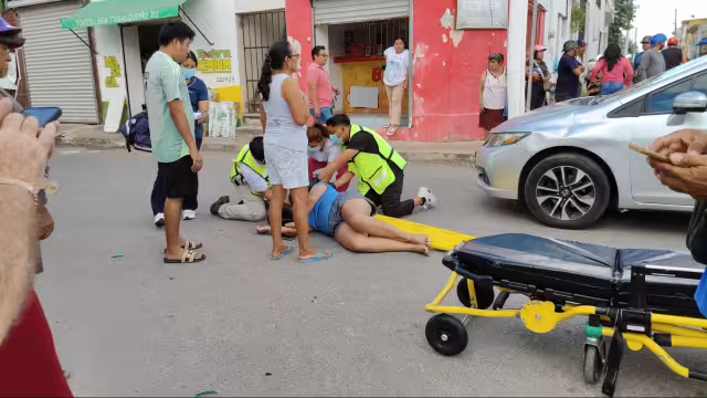 Menor en motoneta se pasa el alto en cruce de calles 18 por 17.
