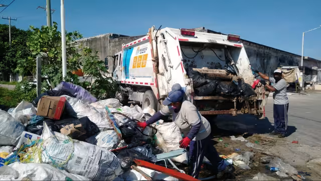 Basura en Progreso se sale de control durante vacaciones; cuadrillas trabajan sin descanso