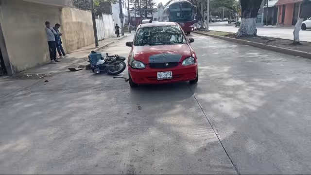 Motociclista impacta a Chevy en colonia Pedro Sainz de Baranda