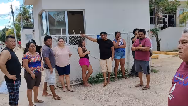 Vecinos de Kilakán protestaron en las oficinas de la CFE. Más de 30 familias permanecieron sin luz por más de 12 horas.