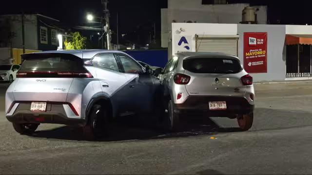 Hecho vial en Siglo XXI: imprudencia al volante genera percance