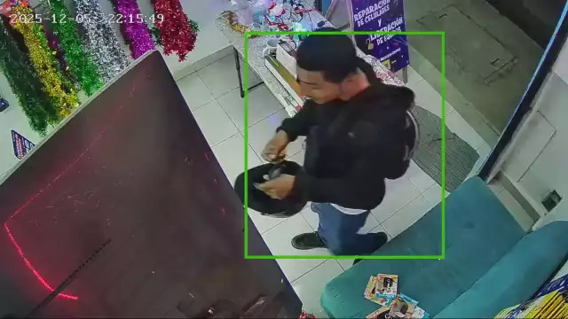 Captan cámaras de seguridad a sujeto robando objetos de valor de una tienda