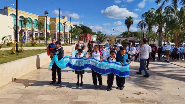 Alumnos de Hopelchén desfilan por el Día Mundial del Agua