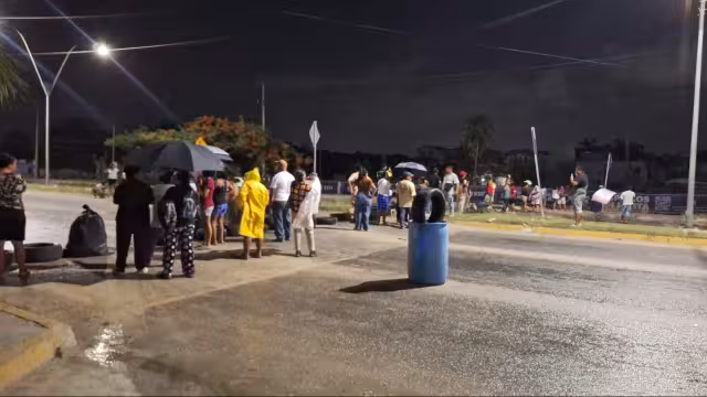 Los inconformes bloquearon la vialidad para exigir que se cumplan sus demandas.