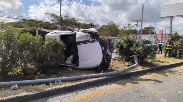 Aparentemente el neumático delantero izquierdo se reventó en plena circulación, lo que provocó que el conductor perdiera el control