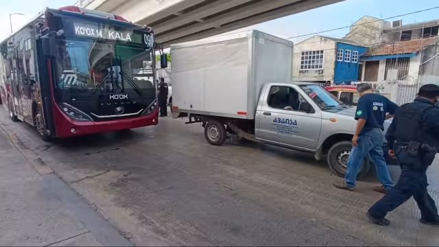 Caos vial en avenida Gobernadores por choque entre camioneta y camión urbano