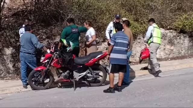 Pareja de motociclistas salva de heridas graves tras imprudencia vial