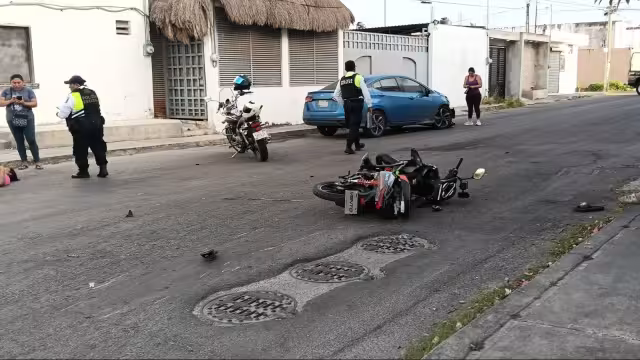 Los tripulantes de la motocicleta terminaron lesionados al salir proyectados