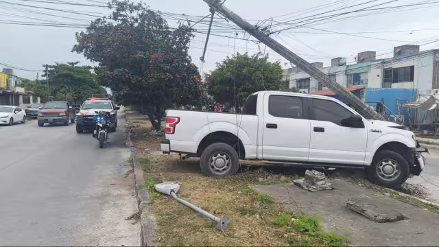 La camioneta impactó un poste de Telmex, pero no hubo heridos graves.