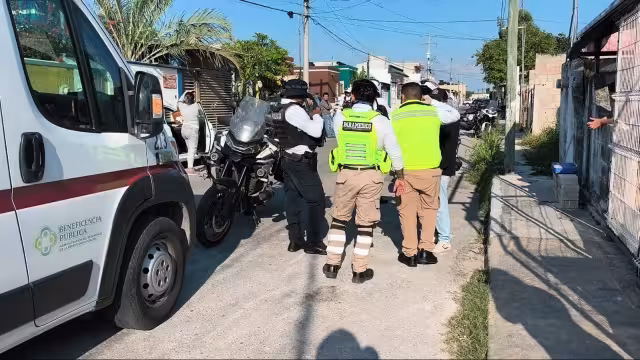 Elementos policiacos y paramédicos llegaron al lugar de los hechos.