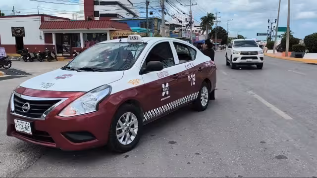 Taxi impacta a camioneta en cruce con preferencia