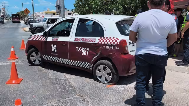 Paramédicos atendieron al motociclista y a dos pasajeros del taxi.