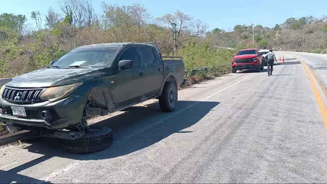 Camioneta estuvo a punto de volcar tras romperse la suspensión.
