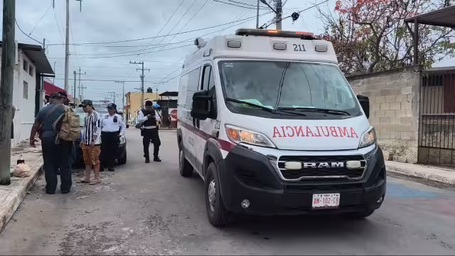 Un hombre sufrió un ataque epiléptico y resultó lesionado tras caer de su propia altura en Colonial Campeche.
