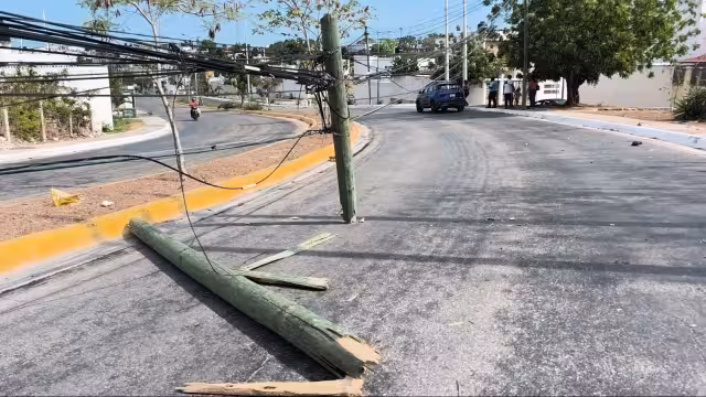 El fuerte golpe dejó el poste partido y con los cables colgando, exponiendo al peligro a otros conductores