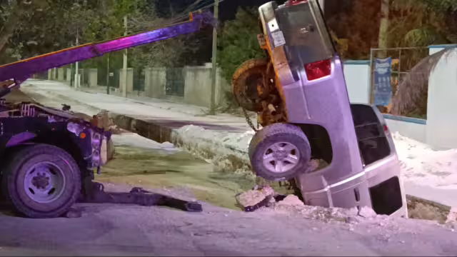 Camioneta incrustada en obra de Smapac en la capital