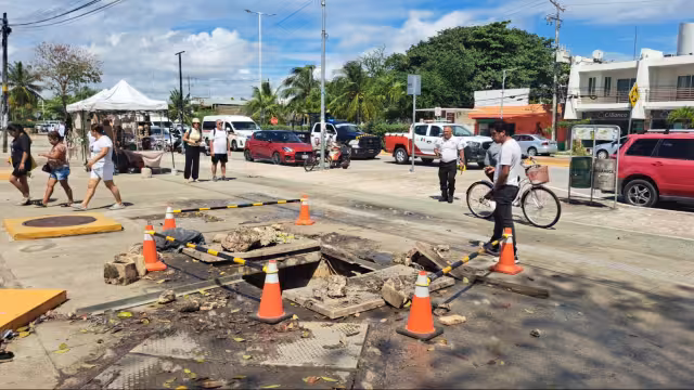 Trabajadores de la CFE mantienen acordonada el área donde se localiza el registro afectado para evitar riesgos a peatones y automovilistas