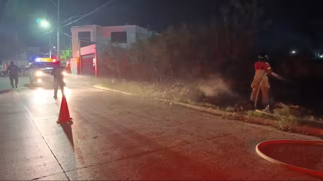 Vecinos y autoridades logran contener siniestro en predio de Edzna