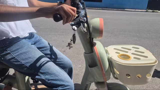 En la cabecera municipal de Champotón ha aumentado el uso de bicicletas eléctricas como medio de transporte.