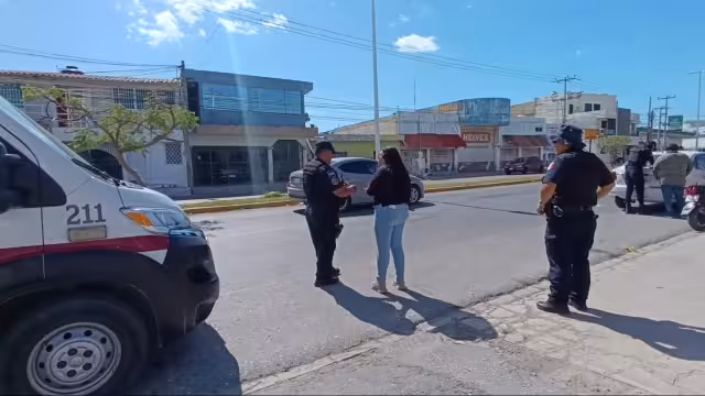 Auto invade carril y provoca caída de motociclista