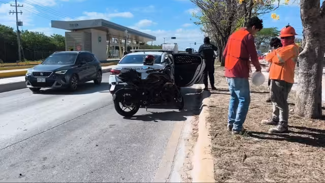 Motociclista choca contra patrulla en avenida Héroe de Nacozari.
