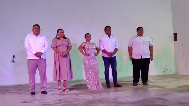 Coronan a la reina de la feria