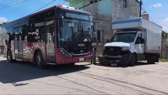 Accidente en cruce de calles 10 y 31 deja solo daños materiales