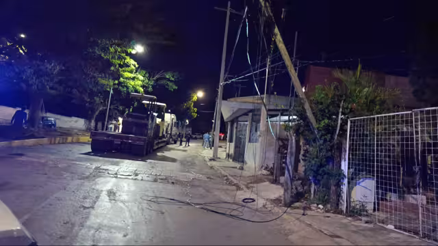 El tráiler tiró postes y afectó a los habitantes de la unidad habitacional.