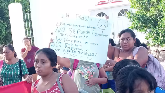 Padres de familia denuncian que la primaria Chacpuczical lleva dos años con problemas de luz