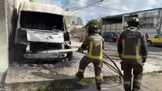 Bomberos actuaron de forma inmediata para evitar que casas cercanas se vieran afectadas