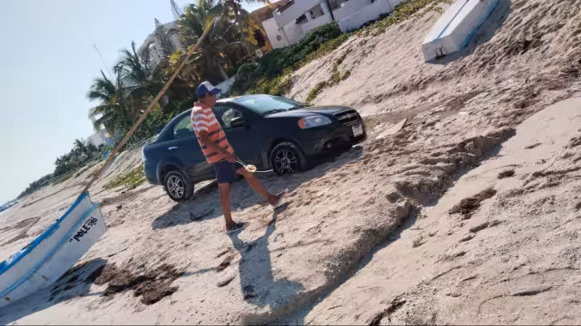 Sujeto ignora restricciones establecidas y entra a la zona de playa con su auto