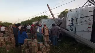 Pobladores saquean tráiler cargado de leche Lala, tras volcadura en Escárcega
