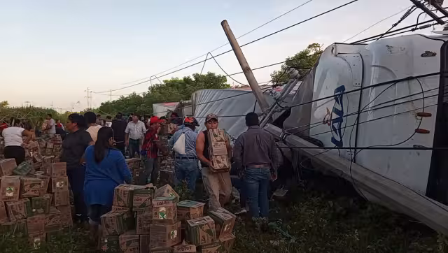 Sin medir el peligro, pobladores saquearon las cajas de leche Lala que se encontraban dentro