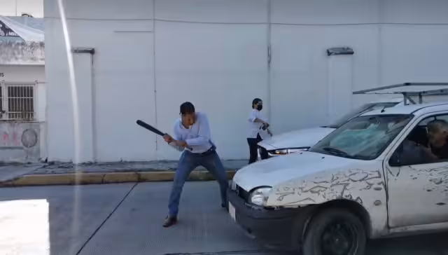 El hombre causó daños en el vehículo