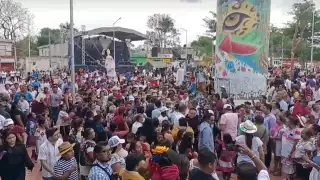 En el lugar se vio la presencia de muchos trabajadores del ayuntamiento fungiendo como porras en el evento