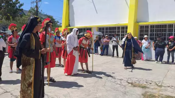 Vecinos de Mérida presencian el camino de Jesús hasta su crusifixión Vecinos de Mérida presencian el camino de Jesús hasta su crusifixión