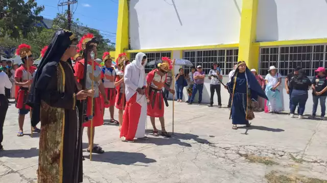 Vecinos de Mérida presencian el camino de Jesús hasta su crusifixión