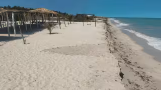 Lluvias vacían playas y palapas en Sabancuy