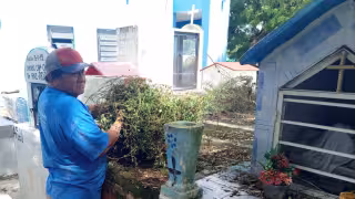 “Hay que temerle más a los vivos”: Enterrador del cementerio de Kanasín narra sobre el lado duro de su oficio