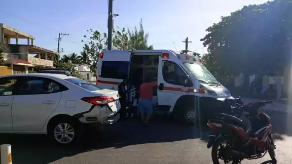 Paramédicos atendieron a la madre junto a su hija, quienes sólo presentaron golpes