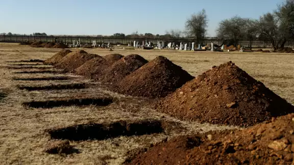 Fosas son cavadas en el cementerio de Honingnestkrans, en Pretoria, en Sudáfrica (Reuters) Fosas son cavadas en el cementerio de Honingnestkrans, en Pretoria, en Sudáfrica (Reuters)