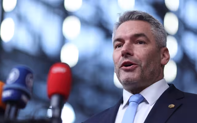 El canciller federal de Austria Karl Nehammer invitó a 'niños pobres' a comer en Mc Donald's