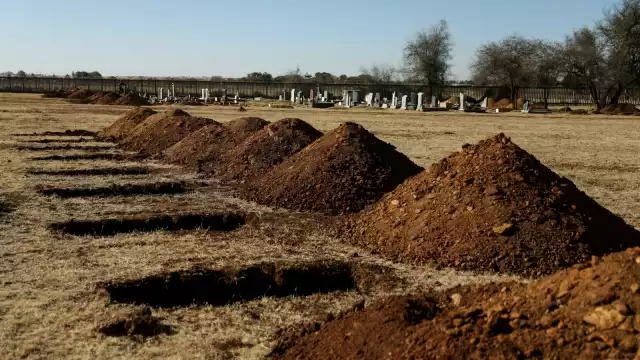 Fosas son cavadas en el cementerio de Honingnestkrans, en Pretoria, en Sudáfrica (Reuters)