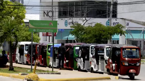 Los mototaxis no deben ser utilizados para los traslados de distancias largas y no deben circular en el anillo periférico Los mototaxis no deben ser utilizados para los traslados de distancias largas y no deben circular en el anillo periférico
