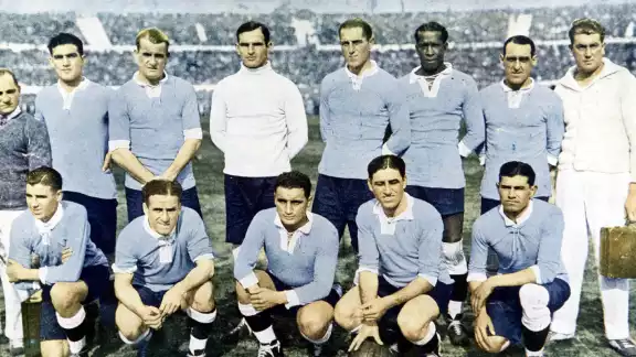Uruguay fue el anfitrión de la primera Copa Mundial de la FIFA en 1930 Uruguay fue el anfitrión de la primera Copa Mundial de la FIFA en 1930